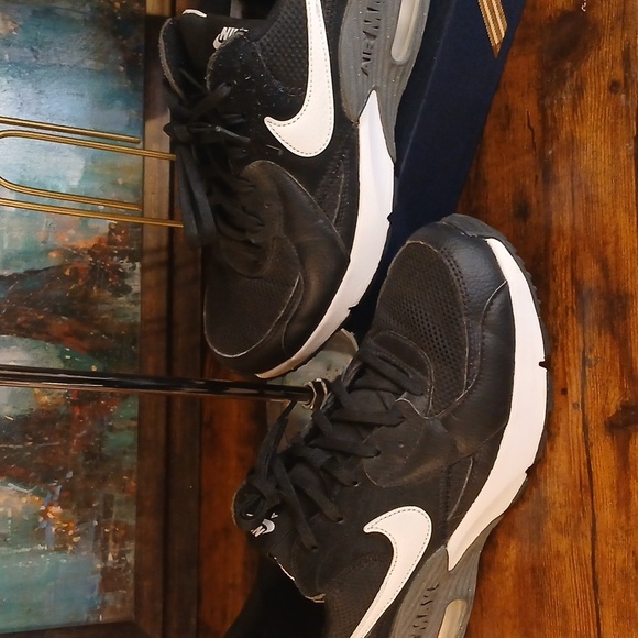 Nike Black and White Athletic Shoes - Picture 4 of 15